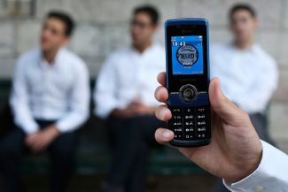 ניחום אבלים. טלפון | צילום: נתי שוחט/FLASH90