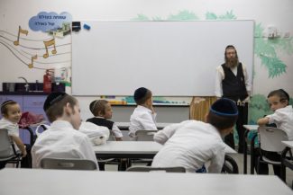 מורה בכיתה חרדית בביתר עילית | צילום: נתי שוחט, פלאש 90