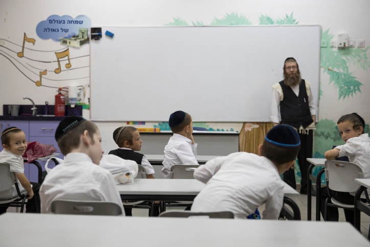מורה בכיתה חרדית בביתר עילית | צילום: נתי שוחט, פלאש 90