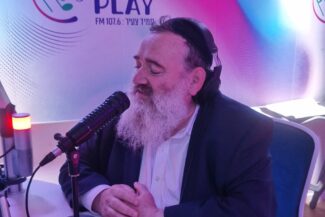 הזמר שלמה שמחה באולפן