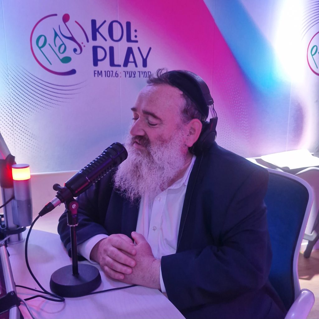 הזמר שלמה שמחה באולפן