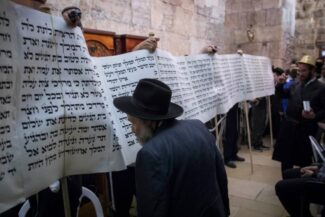קריאת מגילה אסתר בפורים | צילום: יונתן סינדל/פלאש 90