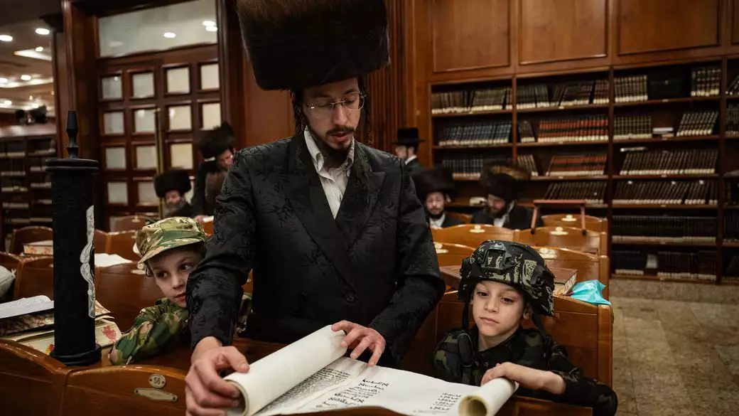 קריאת מגילה אסתר בפורים | צילום: יונתן סינדל/פלאש 90