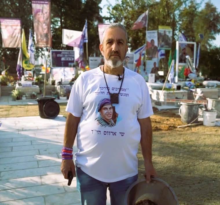 רפאל ארווס בבית הקברות | באדיבות המצולם