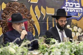 הגאון הרב ליאור כהן עם חמיו מרן הגר"מ מאזוז זצ"ל | צילום: מ.א.ח