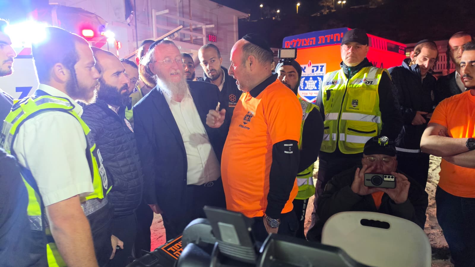 הרב שלמה שפיגל עם אנשי זק