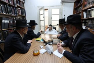 חברי הכנסת של דגל התורה במעונו של מרן הרב לנדו