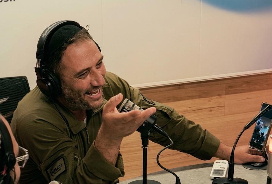 הסטנדאפיסט לאון בן עמי | צילום מסך קול ברמה