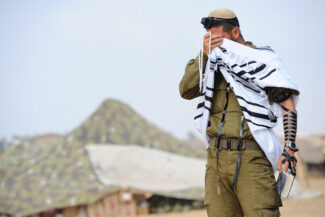 חייל מתפלל