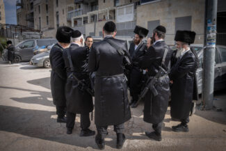 חסידי גור עם נשק