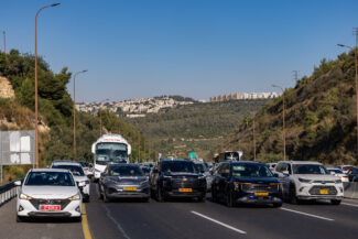 שיירת הרכבים. צילום: חיים גולדברג/פלאש 90