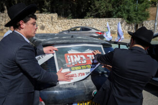 הכנות לשיירת המחאה. צילום: דוד כהן/פלאש 90