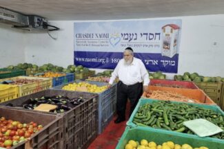 יו"ר חסדי נעמי הרב יוסף כהן מוודא את טיב הסחורה בטרם אריזתה